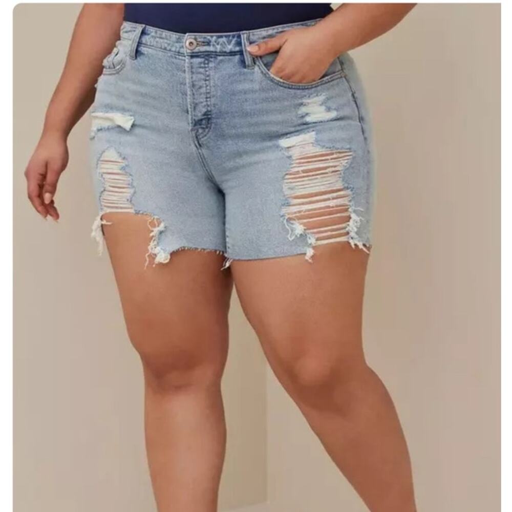 Torrid 5 Inch Classic Denim High Rise Short Distressed Light Wash Size 16